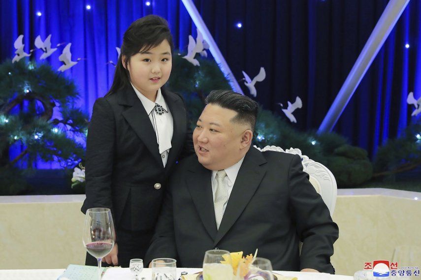 En esta imagen, distribuida por el gobierno de Corea del Norte, el líder del país, Kim Jong Un, y su hija durante un fiesta para conmemorar el 75to aniversario de la fundación del Ejército Popular de Corea, en un lugar no especificado de Corea del Norte, el 7 de febrero de 2023.&nbsp;