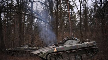 Esta fotografía tomada el 24 de febrero de 2022 muestra un vehículo de combate de infantería ucraniano BMP-2 haciendo guardia en las afueras de Kiev.&nbsp;El ejército de Ucrania dice que la batalla está en marcha por la base aérea cerca de Kiev el 24 de febrero de 2022. &nbsp; &nbsp;
