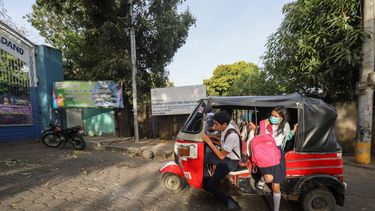 Los estudiantes llegan en un moto taxi a la escuela pública Rigoberto López Pérez, algunos con máscaras como precaución en medio de la propagación del nuevo coronavirus.&nbsp;
