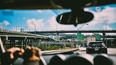 Un auto recorre una autopista en Miami.&nbsp;