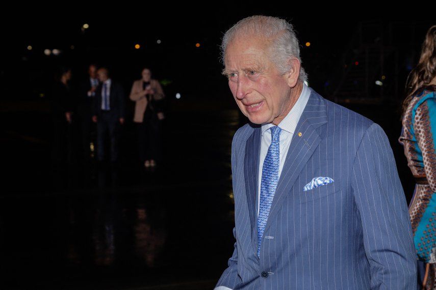 El rey Carlos III de Gran Bretaña llega al Aeropuerto Internacional de Sydney el 18 de octubre de 2024, para una visita real de seis días con la reina Camilla a Sydney y Canberra.