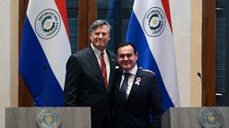 El subsecretario de Estado de EE. UU., Christopher Landau (izq.), y el ministro de Relaciones Exteriores de Paraguay, Rubén Ramírez Lezcano, posan para una fotografía durante una conferencia de prensa conjunta en Asunción el 19 de octubre de 2026.