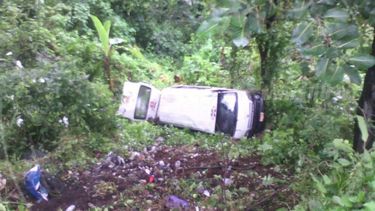 Vista del microbús que se precipitó por un abismo de 20 metros en Nicaragua.