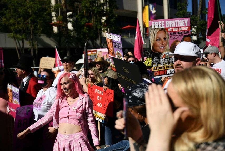 Fans de Britney Spears se dieron cita afuera de la corte en Los Angeles donde se decidió el fin de la tutela a la que estaba sometida la cantante.&nbsp;