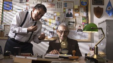 En esta imagen difundida por Gravitas Ventures, Rómulo Aitken, a la izquierda, y Sergio Chamy en una escena de El agente topo (The Mole Agent, en inglés). La película chilena quedó entre las precandidatas al Oscar en las categorías de mejor largometraje internacional y mejor documental.&nbsp;