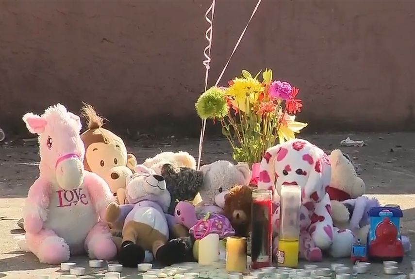 Amigos, familiares y vecinos de la pequeña asesinada llevan flores, muñecos y velas al lugar donde el cuerpo inerte de la niña fue encontrado.