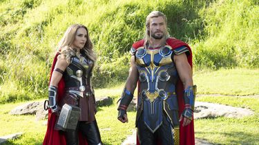 En esta imagen proporcionada por Marvel Studios, Natalie Portman y Chris Hemsworth en una escena de Thor: Love and Thunder.