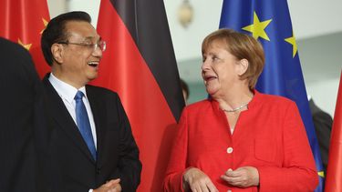 El primer ministro chino,&nbsp;Li&nbsp;Keqiang&nbsp;(i) y la canciller alemana, Angela Merkel (d), conversan durante el V Foro de Cooperación Económica y Tecnológica germano-chino, en Berlín (Alemania), este 9 de julio.