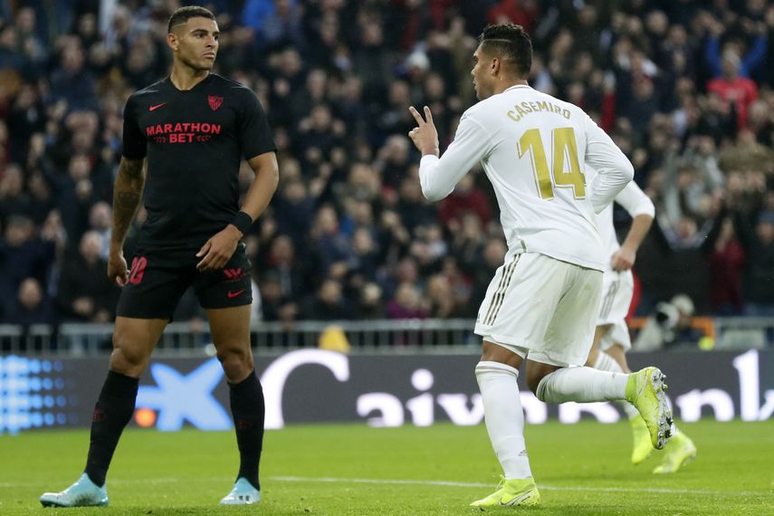 El jugador del Real Madrid Casemiro (derecha) celebra tras anotar el segundo tanto del cuadro durante el partido de La Liga espa&ntilde;ola contra el Sevilla en el Estadio Santiago Bernab&eacute;u, en Madrid, el s&aacute;bado 18 de enero de 2020.&nbsp;