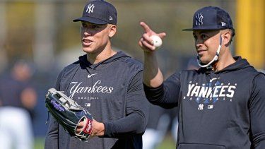 Aaron Judge (izquierda) y Giancarlo Stanton miran al graderío antes de un entrenamiento con los Yanquis de Nueva York, el lunes 20 de febrero de 2023, en Tampa, Florida.