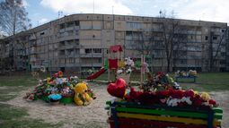 Colocan flores y juguetes en el parque de una zona residencial en Kryvyi Rig, ciudad natal del presidente ucraniano Volodímir Zelenski, donde un bombardeo ruso causó la muerte de 20 personas, entre ellos nueve niños