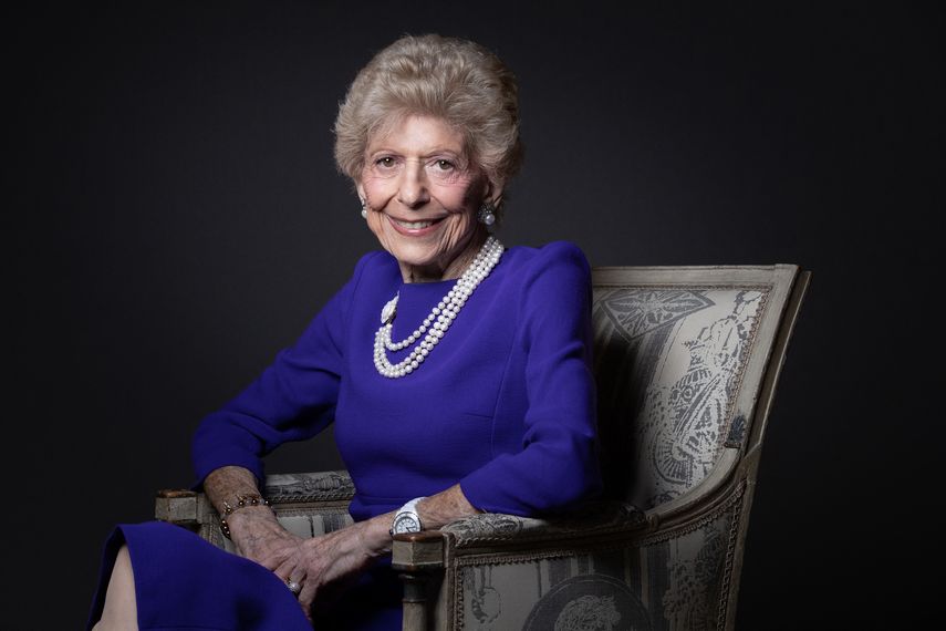 En esta foto de archivo tomada el 21 de febrero de 2022, la secretaria permanente de la Académie Francaise, la historiadora francesa Helene Carrere dEncausse, posa durante una sesión de fotos en París. Referente internacional de los estudios eslavos, Helene fue galardonada con el Premio Princesa de Asturias de Ciencias Sociales 2023 el 9 de mayo de 2023.
