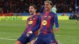El español Ferran Torres (izq) celebra con su compatriota Lamine Yamal tras el cuarto gol del Barcelona en un partido, el 22 de noviembre de 2025.