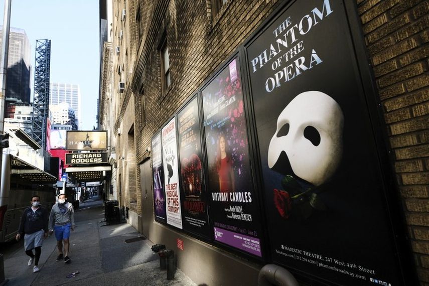 Anuncios de obras de Broadway afuera del Teatro Richard Rodgers en Nueva York el 13 de mayo de 2020. 