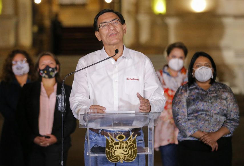 El presidente de Perú Martín Vizcarra da un comunicado de despedida a la prensa antes de salir del Palacio presidencial en Lima, luego de su juicio político por abrumadora mayoría de votos en el Congreso el 9 de noviembre de 2020, durante un segundo juicio político en su contra en menos de dos meses. &nbsp;