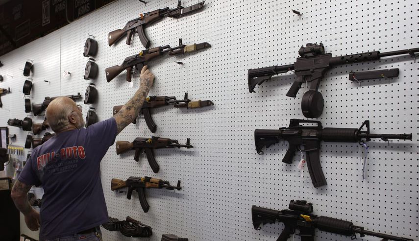 Un hombre visita una tienda de armas de fuego.