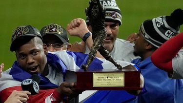 El cubano Jorge Soler, bateador designado de los Bravos de Atlanta, sostiene el trofeo al Jugador Más Valioso de la Serie Mundial, el martes 2 de noviembre de 2021