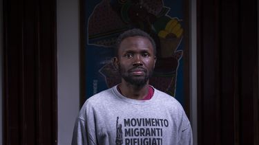 Mamadou Kouassi, un migrante que hizo el viaje desde su Costa de Marfil natal a Italia en 2006, y cuya historia inspiró el filme Io Capitano, posa para retratos en Castel Volturno, en el sur de Italia, donde ahora dedica su vida a trabajar con inmigrantes, el jueves 1 de febrero de 2024.