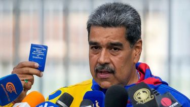 El dictador Nicolás Maduro muestra una mini edición de la Constitución venezolana después de votar en Caracas el domingo 28 de julio de 2024.
