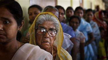 Una fila de electores espera por ejercer su derecho al voto. Foto: AP