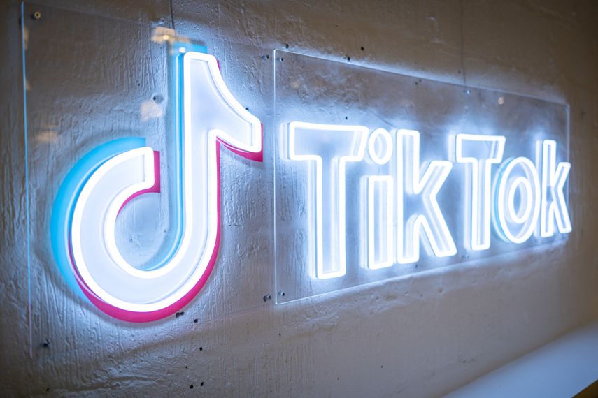 Esta foto de archivo tomada el 9 de febrero de 2022 muestra el logotipo del servicio de redes sociales enfocado en videos TikTok, en la oficina de TikTok UK, en Londres.