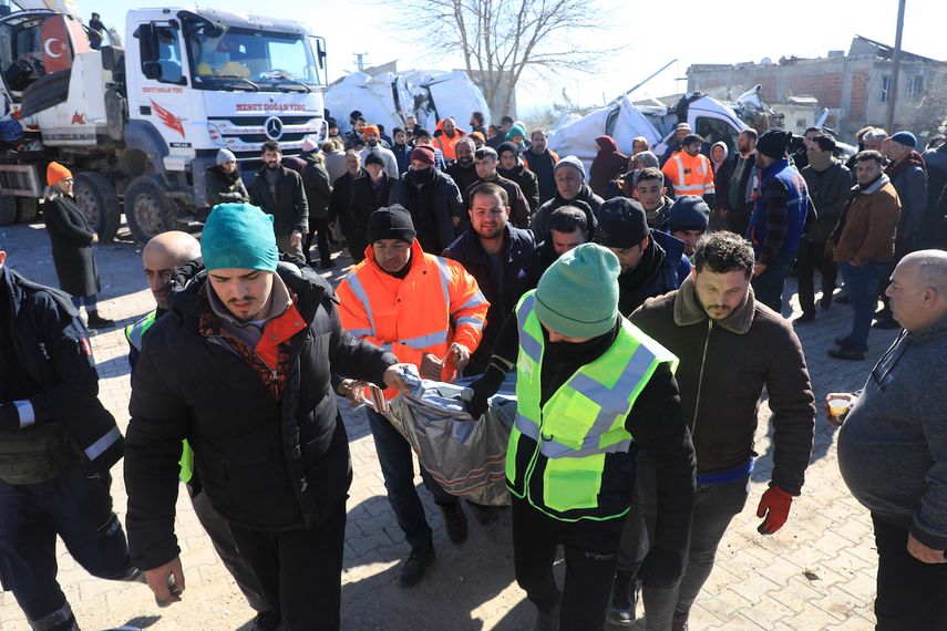Los rescatistas llevan a una persona recuperada de los escombros de un edificio derrumbado, en Nurdagi, en el campo de Gaziantep, el 9 de febrero de 2023, tres días después de un sismo mortal que azotó Turquía y Siria.&nbsp; &nbsp;