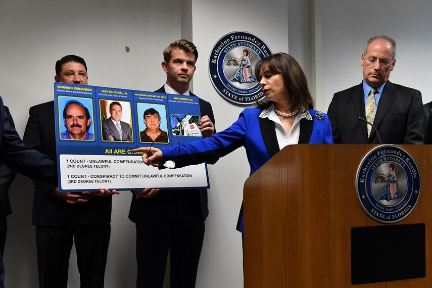 La fiscal estatal Katherine Fernández Rundle muestra a los acusados. A su derecha, el alcalde de Miami Beach, Dan Gelber.&nbsp;