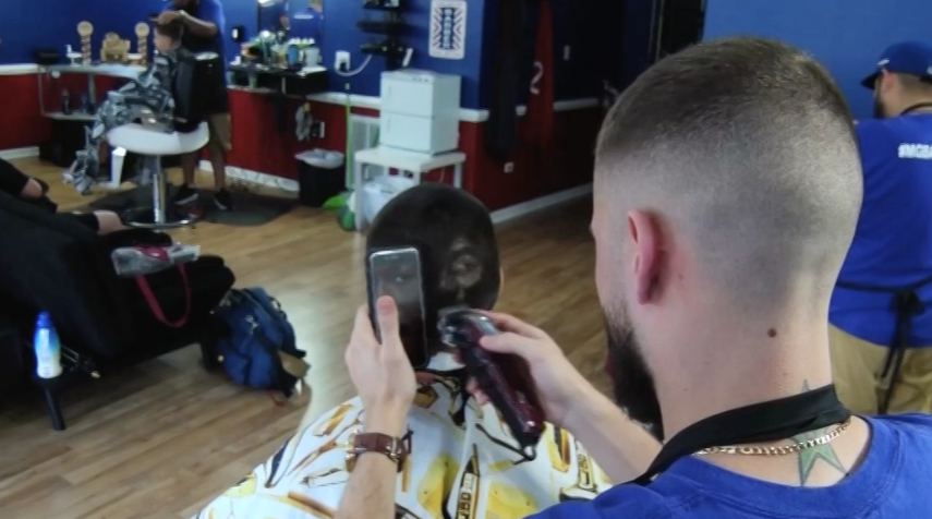 Barbero colombiano gana fama en Chicago por sus cortes con efecto 3D