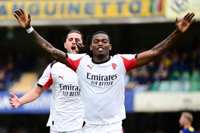 El centrocampista francés del AC Milan, Adrien Rabiot, celebra luego de anotar el único gol de su equipo en un partido de la Serie A, el 19 de abril de 2026.