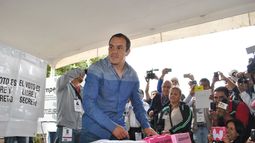 Gobernador de Morelos y exestrella del fútbol mexicano Cuauhtémoc Blanco, emite su voto durante las elecciones legislativas del 7 de junio de 2015 en Cuernavaca, México. (AP Foto/Tony Rivera, Archivo)