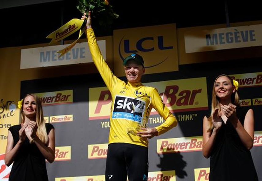 El ciclista británico Christopher Froome, del Sky, celebra su victoria tras ganar la 18ª etapa de la 103ª edición del Tour de Francia. (EFE)