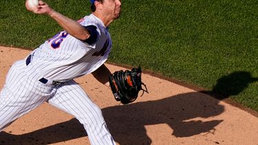 El abridor de los Mets de Nueva York Jacob deGrom trabaja en la segunda entrada del encuentro ante los Bravos de Atlanta, el lunes 21 de junio de 2021, en Nueva York