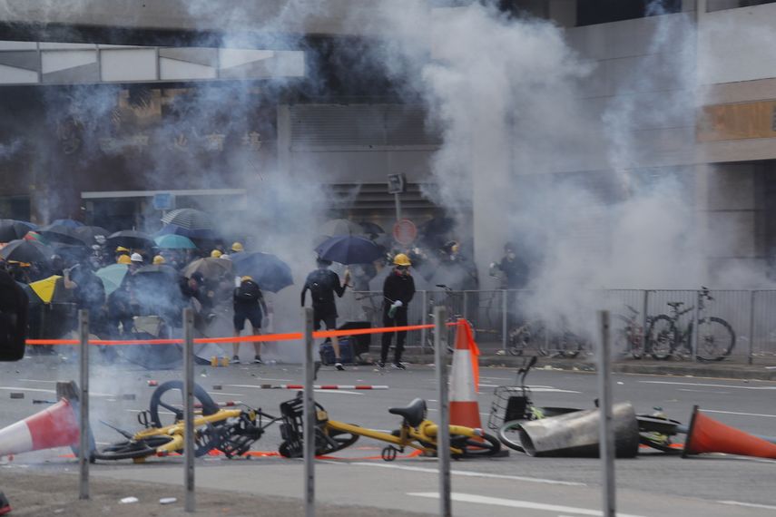 Polic&iacute;as lanzando gas lacrim&oacute;geno a los manifestantes en Shatin, Hong Kong, el martes 1 de octubre de 2019.&nbsp;