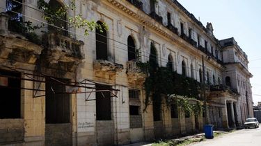 Vista parcial del antiguo hotel Comercio, en la ciudad de Caibarién, en la zona norte de la central provincia de Villa Clara, Cuba, donde realizaban labores de rehabilitación.