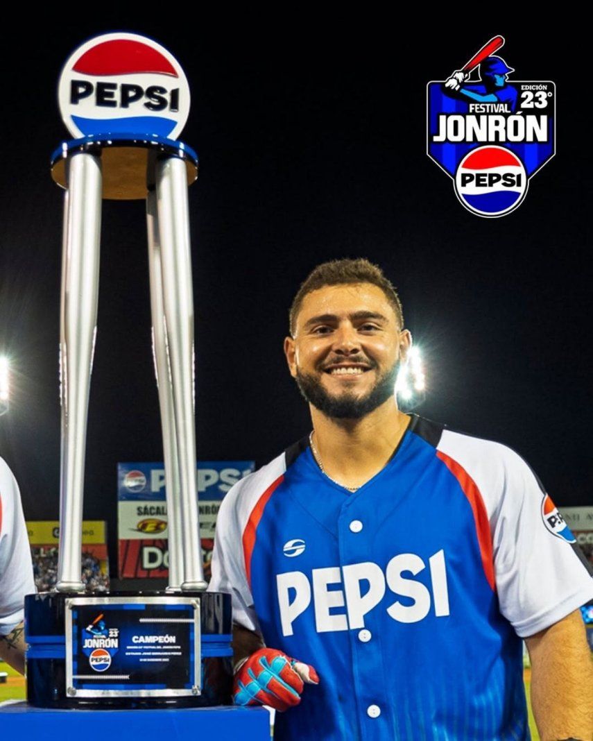 El grandeliga Wilyer Abreu celebra con el trofeo del festival de jonrones Pepsi 2025