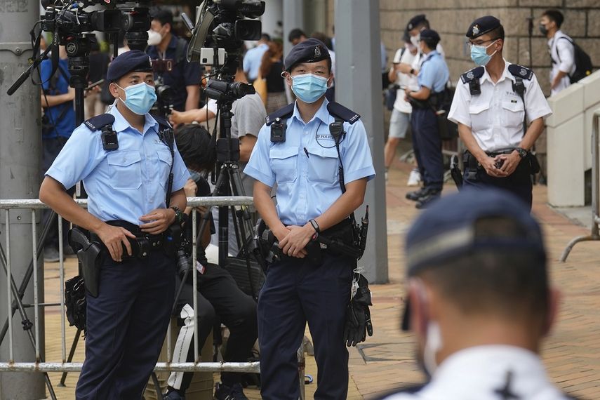 Agentes de policía montan guardia frente a un tribunal en Hong Kong, 30 de julio de 2021, donde el activista por la democracia Tong Ying-kit fue condenado a nueve años de prisión por violar la ley de seguridad.&nbsp;
