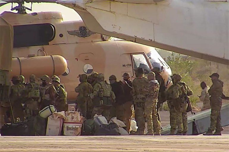 Mercenarios rusos abordando un helicóptero en el norte de Malí.