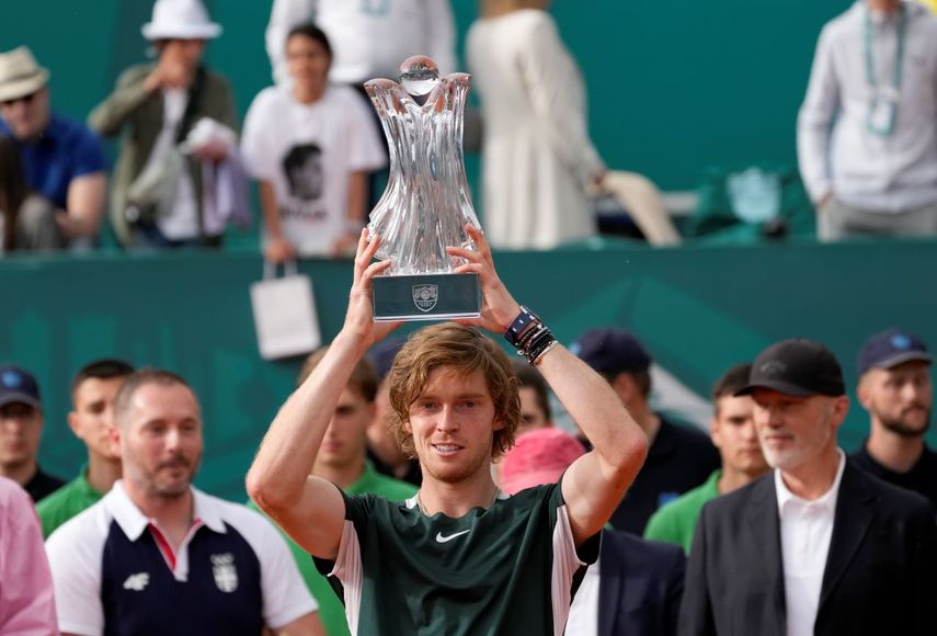 El ruso Andrey Rublev posa con el trofeo del Abierto de Serbia luego de vencer al serbio Novak Djokovic en la final, el domingo 24 de abril de 2022, en Belgrado, Serbia.&nbsp;