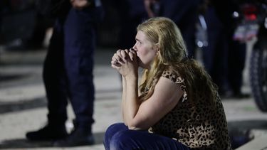 Una mujer se lamenta este miércoles, luego de dos fuertes terremotos que sacudieron el Caribe venezolano, en Caracas (Venezuela). El evento principal fue un sismo de magnitud 7,5, informó el sistema oficial de alerta de tsunamis de Estados Unidos.&nbsp; 