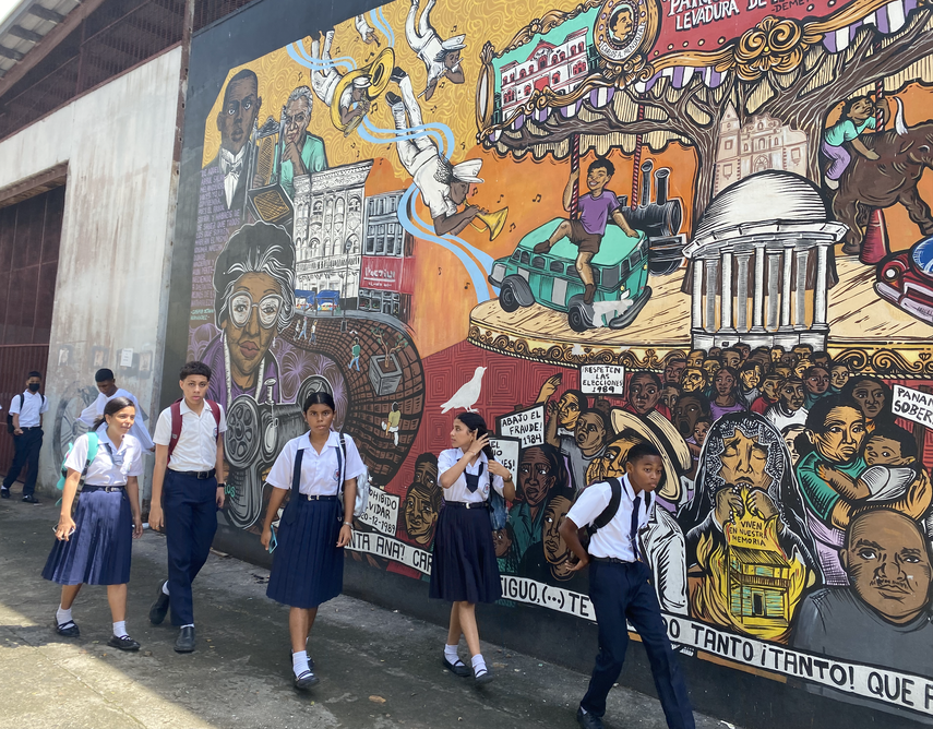 Estudiantes del Instituto, prestigioso centro escolar panameño, preparan actividades conmemorativas.