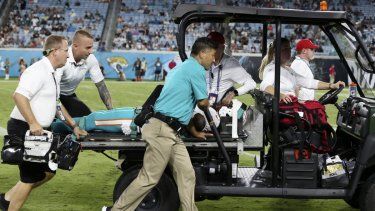 El receptor abierto de los Miami Dolphins, Daewood Davis, es sacado del campo durante la segunda mitad de un partido de pretemporada de la NFL contra los Jacksonville Jaguars, el sábado 26 de agosto de 2023, en Jacksonville, Florida&nbsp;