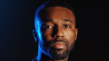 Quillan Roberto Black, también conocido por su apodo en las redes sociales CueBanks, es un empresario de 30 años y un comerciante de forex establecido.