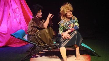 Escena de la obra de teatro Si esto es una tragedia yo soy una bicicleta, de Legna Rodríguez Iglesias.