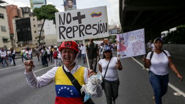 Manifestantes opositores participan en una protesta en la ciudad de Caracas en oposición al Gobierno de Nicolás Maduro y contra la represión que han ejercido los cuerpos de seguridad del Estado durante la ola de marchas que se inició el pasado 1 de abril en la nación caribeña. 