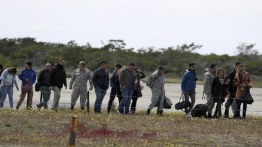 Familiares de pasajeros de un avi&oacute;n militar desaparecido llegan a una base a&eacute;rea en Punta Arenas, Chile, el mi&eacute;rcoles 11 de diciembre de 2019.&nbsp;
