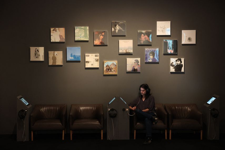 Un visitante escucha música durante una sesión fotográfica para promocionar la exposición Yoko Ono: Music of the Mind en la Tate Modern de Londres el 13 de febrero de 2024.