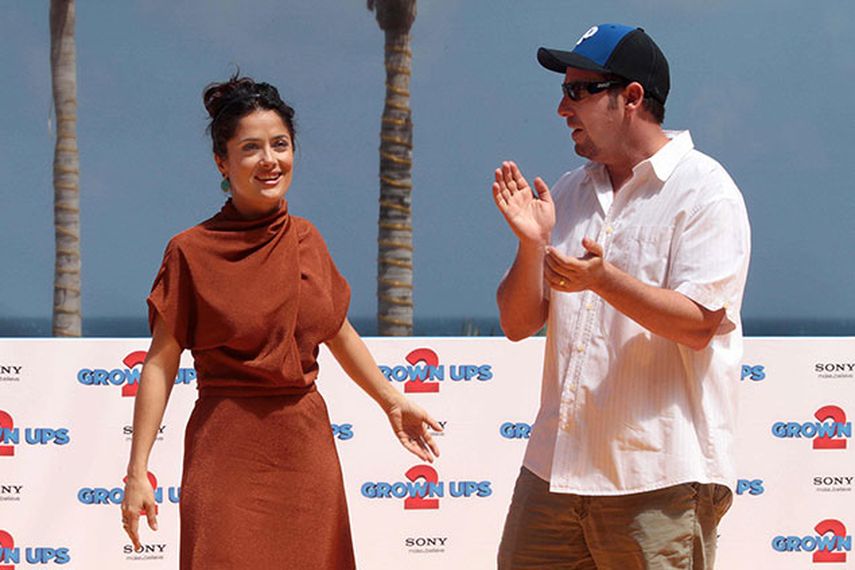 Los actores Salma Hayek y Adam Sandler están nominados a los premios Razzies por sus actuaciones en el filme Grown Ups 2. EFE/Alonso Cupul