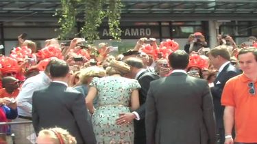 Las imágenes del video trascendió y hasta el propio alcalde acusado de haberla tocada dijo a la TV holandesa que de ninguna manera lo hubiera hecho de forma consciente. (YouTube)