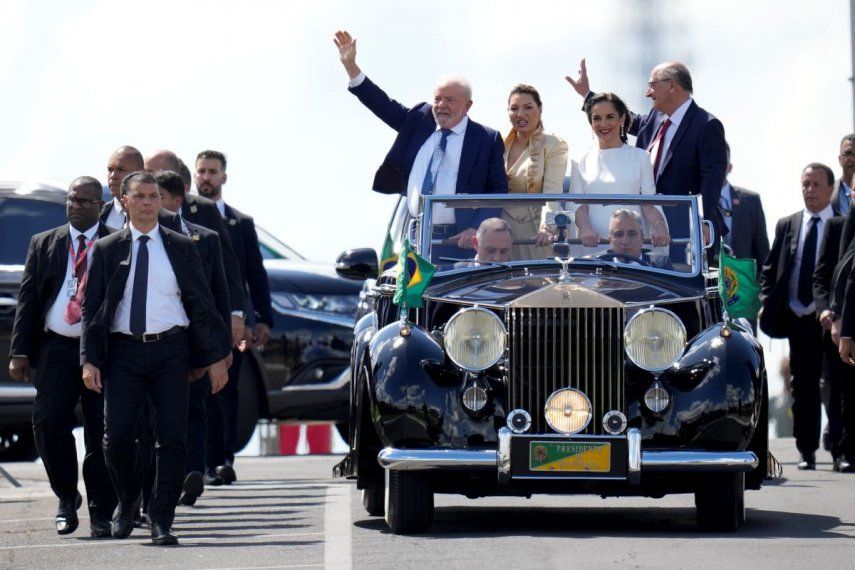 El presidente electo Luiz Inácio Lula da Silva, izquierda, su esposa Rosangela Silva, segunda de izquierda a derecha, el vicepresidente electo Geraldo Alckmin, derecha, y su esposa María Lucía Ribeiro avanzan en un automóvil descapotado rumbo al Congreso para la investidura del nuevo mandatario, el domingo 1 de enero de 2023, en Brasilia, Brasil.&nbsp;