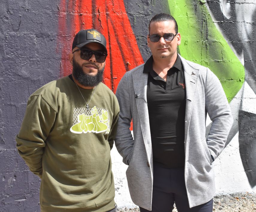 El artista Pedro Aguiar y el chef Aldo Espinosa, propietario del local El toro loco churrascaria, en la inauguración del mural Las leyendas más grandes de la salsa en el barrio La Pequeña Habana de Miami, en la esquina de la avenida 19 y calle 8, el 16 de marzo de 2023.